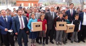 Salihli Ticaret ve Sanayi Odası tarafından Selendideki 14 okula 15 projeksiyon cihazı dağıtıldı